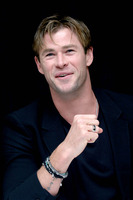 Chris Hemsworth Longsleeve T-shirt #2608094
