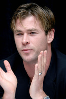 Chris Hemsworth Longsleeve T-shirt #2608096