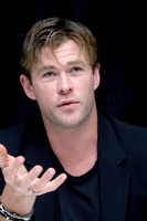 Chris Hemsworth Sweatshirt #2608097