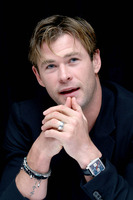 Chris Hemsworth Longsleeve T-shirt #2608098