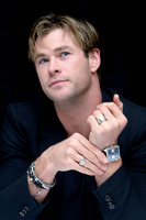Chris Hemsworth Longsleeve T-shirt #2608099