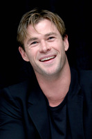Chris Hemsworth Longsleeve T-shirt #2608102