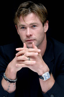 Chris Hemsworth Longsleeve T-shirt #2608107