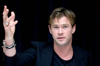 Chris Hemsworth Longsleeve T-shirt #2608108