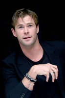 Chris Hemsworth Longsleeve T-shirt #2608109