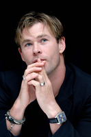 Chris Hemsworth Longsleeve T-shirt #2608111
