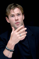 Chris Hemsworth Longsleeve T-shirt #2608117