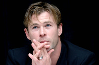 Chris Hemsworth Longsleeve T-shirt #2608119