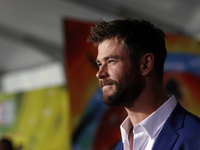 Chris Hemsworth Longsleeve T-shirt #2779289