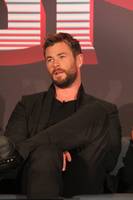 Chris Hemsworth Longsleeve T-shirt #2779304