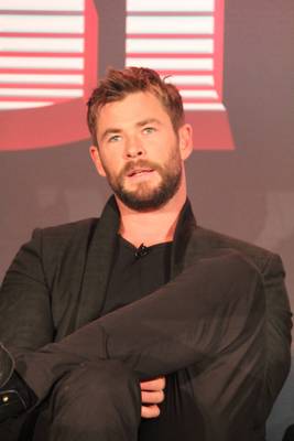 Chris Hemsworth stickers 2779391