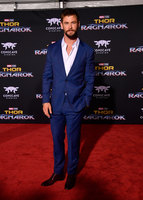 Chris Hemsworth Longsleeve T-shirt #2779454