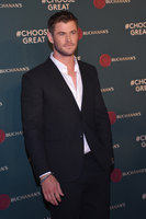 Chris Hemsworth Longsleeve T-shirt #2831444