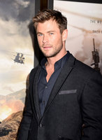 Chris Hemsworth Longsleeve T-shirt #2972531