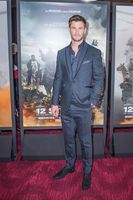 Chris Hemsworth Longsleeve T-shirt #2972541