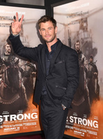 Chris Hemsworth Longsleeve T-shirt #2972544