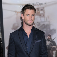 Chris Hemsworth Longsleeve T-shirt #2972550