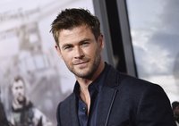Chris Hemsworth Longsleeve T-shirt #2972554
