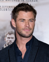 Chris Hemsworth Longsleeve T-shirt #2972564