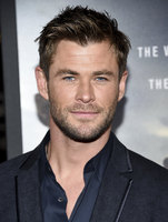 Chris Hemsworth Longsleeve T-shirt #2972573