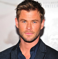 Chris Hemsworth Longsleeve T-shirt #2972580