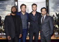 Chris Hemsworth Longsleeve T-shirt #2972622