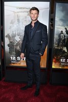 Chris Hemsworth Longsleeve T-shirt #2972626