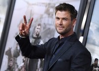 Chris Hemsworth Longsleeve T-shirt #2972635