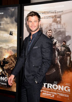 Chris Hemsworth Longsleeve T-shirt #2972639