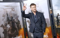 Chris Hemsworth Longsleeve T-shirt #2972641