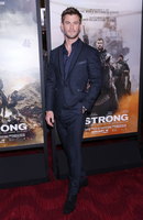 Chris Hemsworth Longsleeve T-shirt #2972646