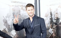 Chris Hemsworth Longsleeve T-shirt #2972647