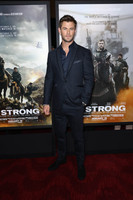 Chris Hemsworth Longsleeve T-shirt #2972651