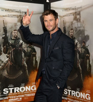 Chris Hemsworth Longsleeve T-shirt #2972660