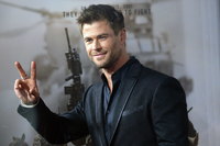 Chris Hemsworth Longsleeve T-shirt #2972661