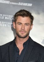 Chris Hemsworth Longsleeve T-shirt #2972667