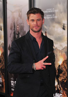 Chris Hemsworth Longsleeve T-shirt #2972669
