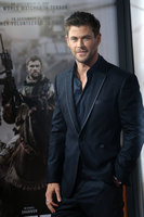 Chris Hemsworth Longsleeve T-shirt #2972673