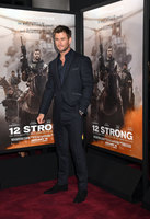 Chris Hemsworth Longsleeve T-shirt #2972674