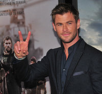 Chris Hemsworth Longsleeve T-shirt #2972699