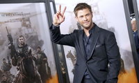 Chris Hemsworth Longsleeve T-shirt #2972701