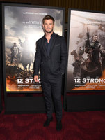 Chris Hemsworth Tank Top #2972725