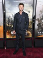 Chris Hemsworth Longsleeve T-shirt #2972739