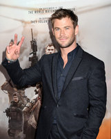 Chris Hemsworth Longsleeve T-shirt #2972745