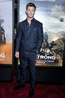 Chris Hemsworth Longsleeve T-shirt #2972756