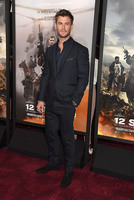 Chris Hemsworth Longsleeve T-shirt #2972771