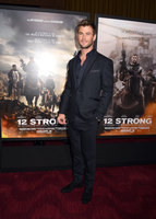 Chris Hemsworth Longsleeve T-shirt #2972773