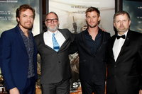 Chris Hemsworth Longsleeve T-shirt #2972790