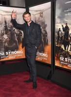 Chris Hemsworth Longsleeve T-shirt #2972793