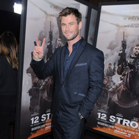 Chris Hemsworth Longsleeve T-shirt #2972803